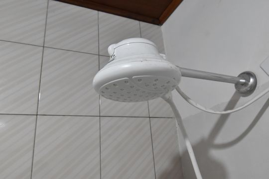 Banheiro de kitnet/studio para alugar com 1 quarto, 17m² em Cidade Industrial de Curitiba, Curitiba