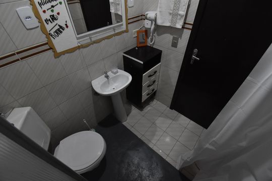 Banheiro de kitnet/studio para alugar com 1 quarto, 17m² em Cidade Industrial de Curitiba, Curitiba