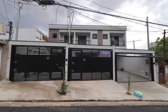 Fachada de casa à venda com 3 quartos, 120m² em Vila Lucinda, Santo André