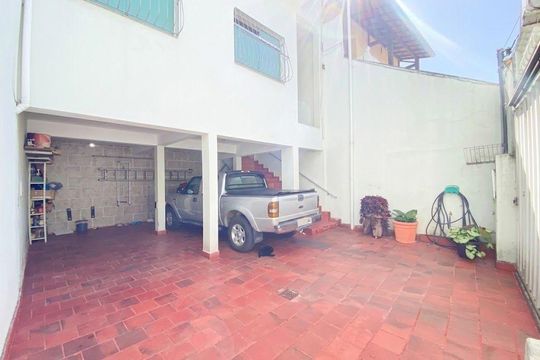 garagem de casa à venda com 4 quartos, 250m² em Dom Bosco, Belo Horizonte