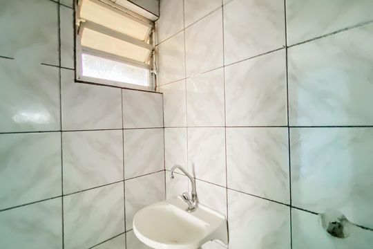 Banheiro de casa para alugar com 1 quarto, 30m² em Parque Boturussu, São Paulo