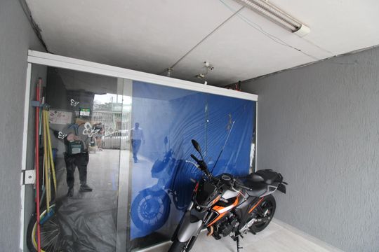 Garagem de casa à venda com 3 quartos, 150m² em Jardim Laone, São Paulo