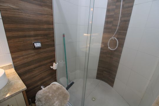 Banheiro da Suíte de casa à venda com 3 quartos, 150m² em Jardim Laone, São Paulo