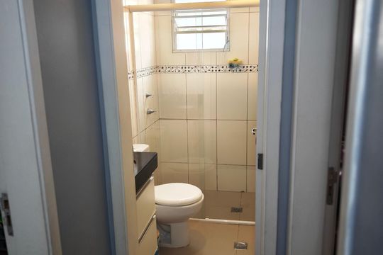 Banheiro de apartamento à venda com 2 quartos, 45m² em Loteamento Parque São Martinho, Campinas