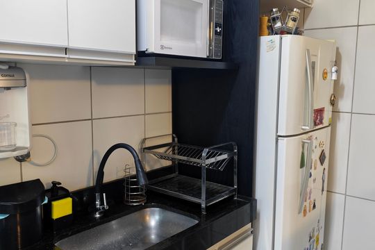 Cozinha de apartamento à venda com 2 quartos, 45m² em Loteamento Parque São Martinho, Campinas