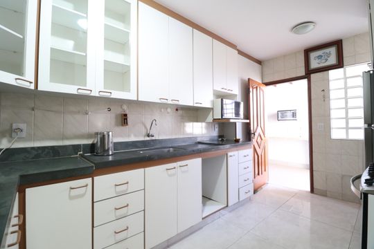 Cozinha de casa para alugar com 3 quartos, 180m² em Umuarama, Uberlândia