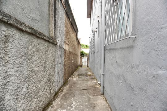 Corredor de entrada de casa para alugar com 2 quartos, 72m² em Sagrada Família, Belo Horizonte
