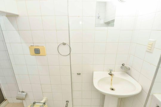 Banheiro de kitnet/studio para alugar com 1 quarto, 17m² em Vila Isabel, Rio de Janeiro