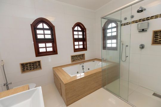 BANHEIRO SUITE PRINCIPAL de casa de condomínio à venda com 3 quartos, 628m² em Cidade Universitária, Campinas