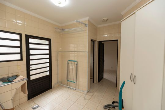 ÁREA DE SERVIÇO de casa de condomínio à venda com 3 quartos, 628m² em Cidade Universitária, Campinas