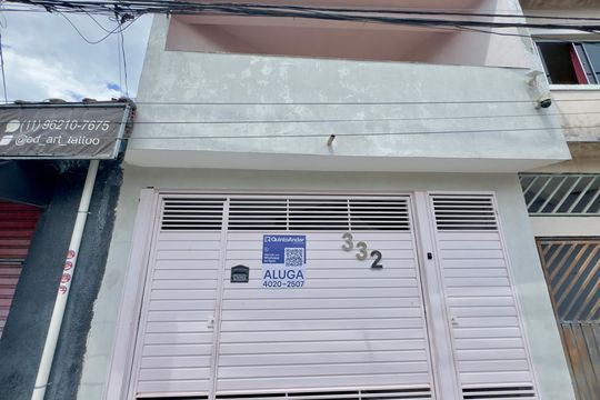 Placa instalada na fachada do imóvel  de casa para alugar com 4 quartos, 220m² em Vila Izabel, Guarulhos