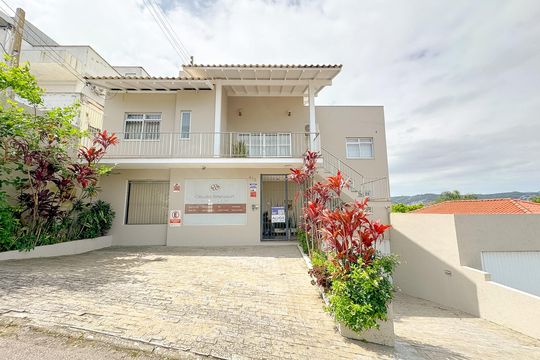 Fachada de casa para alugar com 4 quartos, 250m² em Estreito, Florianópolis
