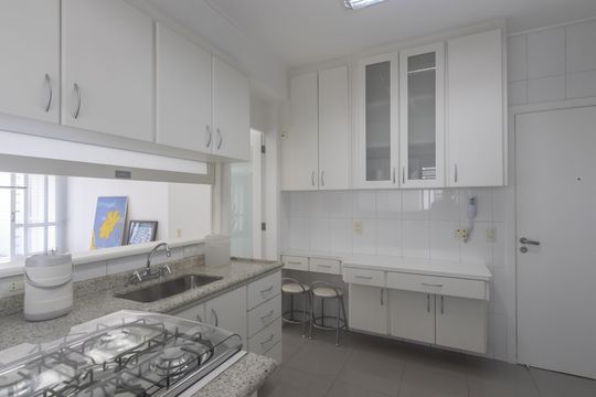 Cozinha de apartamento para alugar com 2 quartos, 95m² em Vila Nova Conceição, São Paulo