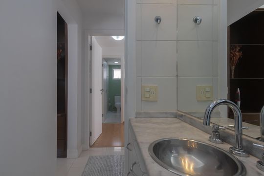 Banheiro Corredor de apartamento para alugar com 2 quartos, 95m² em Vila Nova Conceição, São Paulo