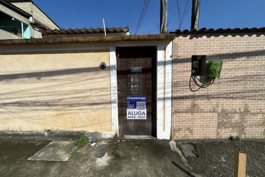 Fachada + placa de casa para alugar com 2 quartos, 70m² em Bento Ribeiro, Rio de Janeiro