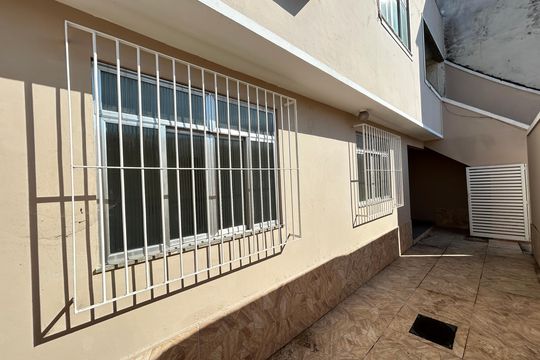 Fachada de casa para alugar com 2 quartos, 70m² em Bento Ribeiro, Rio de Janeiro
