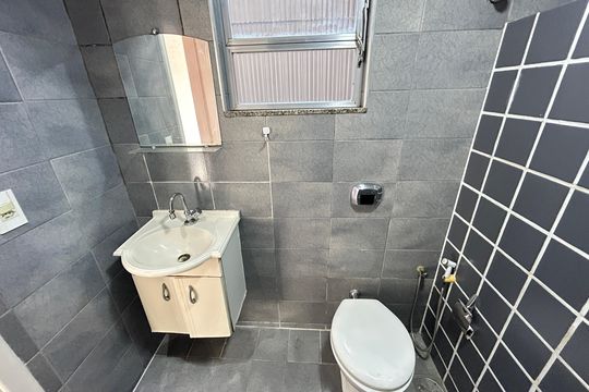 Banheiro de casa para alugar com 2 quartos, 70m² em Bento Ribeiro, Rio de Janeiro