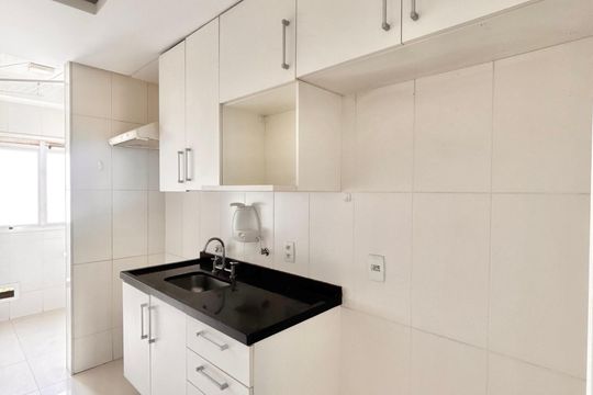 Cozinha de apartamento para alugar com 3 quartos, 87m² em Jardim Tupanci, Barueri