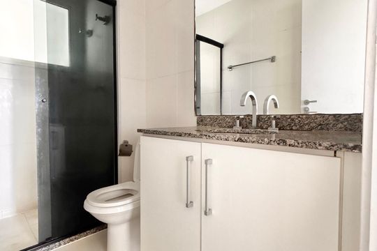 Banheiro de apartamento para alugar com 3 quartos, 87m² em Jardim Tupanci, Barueri