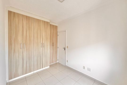 Quarto de apartamento para alugar com 3 quartos, 87m² em Jardim Tupanci, Barueri