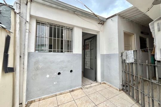 Fachada  de casa para alugar com 1 quarto, 50m² em Jabaquara, São Paulo