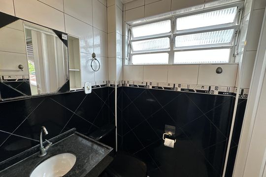 Banheiro da Suíte de apartamento para alugar com 1 quarto, 44m² em Centro, São Vicente