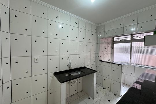 Cozinha de apartamento para alugar com 1 quarto, 44m² em Centro, São Vicente