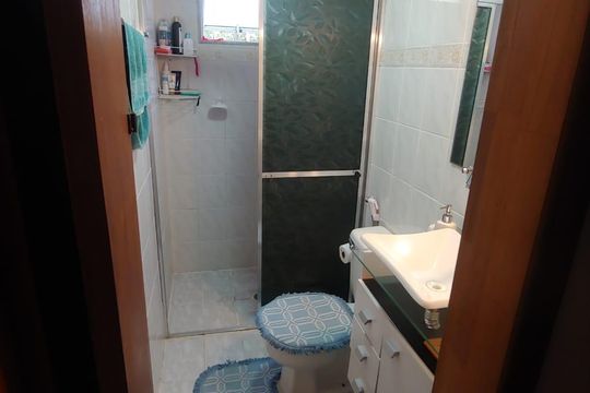 Banheiro  de apartamento à venda com 2 quartos, 50m² em Santa Terezinha, São Bernardo do Campo
