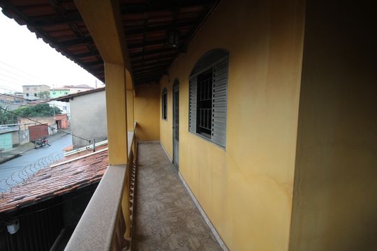 Varanda de casa à venda com 3 quartos, 180m² em Brasil Industrial, Belo Horizonte
