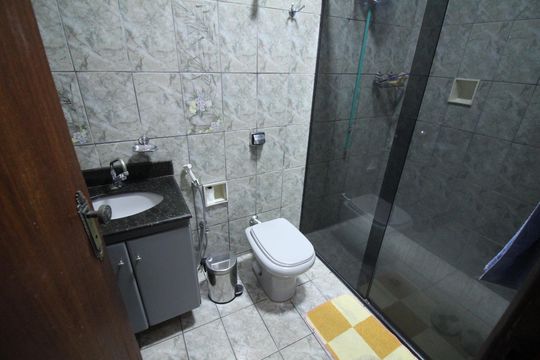 Banheiro 2 de casa à venda com 3 quartos, 180m² em Brasil Industrial, Belo Horizonte