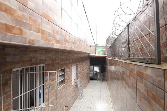 Quintal de casa à venda com 2 quartos, 135m² em Jardim Indaia, São Paulo