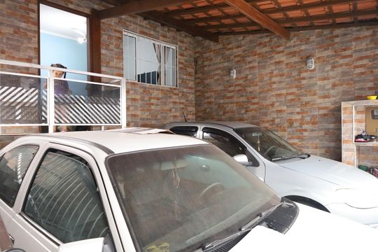 Garagem de casa à venda com 2 quartos, 135m² em Jardim Indaia, São Paulo