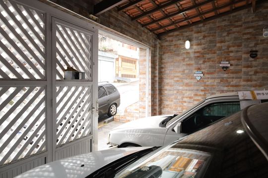 Garagem de casa à venda com 2 quartos, 135m² em Jardim Indaia, São Paulo