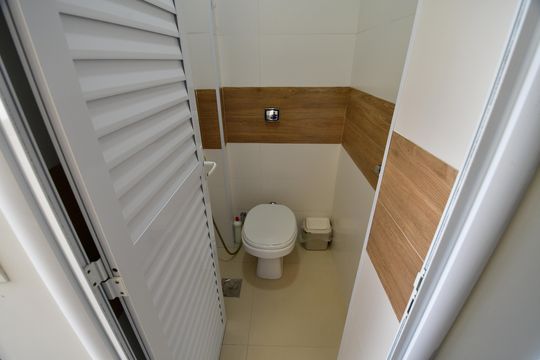 Banheiro de serviço de apartamento à venda com 3 quartos, 122m² em Cambuí, Campinas