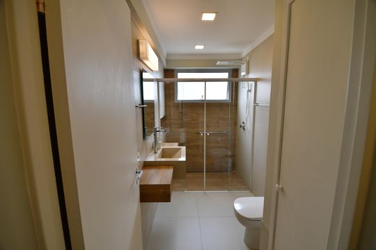 Banheiro de apartamento à venda com 3 quartos, 122m² em Cambuí, Campinas