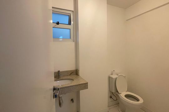 Banheiro da garagem  de apartamento para alugar com 3 quartos, 95m² em Centro, Palhoça