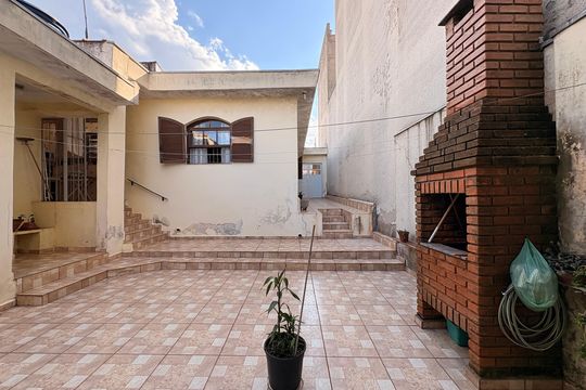 Quintal com churrasqueira  de casa à venda com 2 quartos, 200m² em Parque Oratório, Santo André