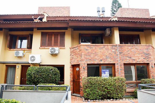 Fachada de casa de condomínio para alugar com 3 quartos, 230m² em Boa Vista, Porto Alegre