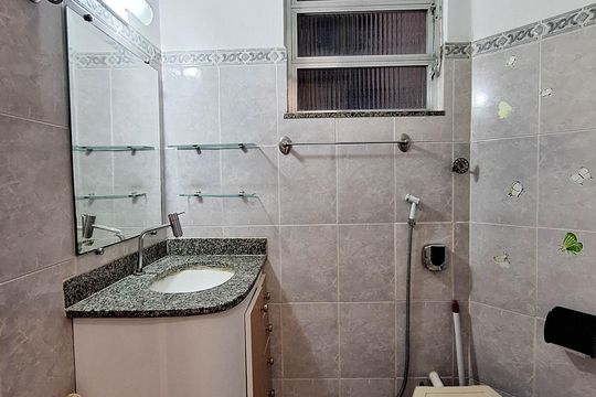 Banheiro de apartamento para alugar com 1 quarto, 52m² em Ponta Dareia, Niterói