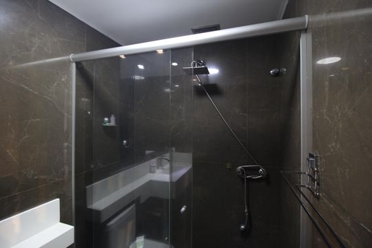 Banheiro de apartamento à venda com 1 quarto, 45m² em Petrópolis, Porto Alegre