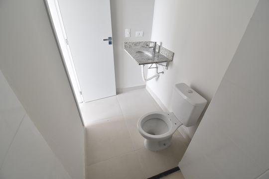 Banheiro da Suíte de kitnet/studio à venda com 1 quarto, 31m² em Água Verde, Curitiba