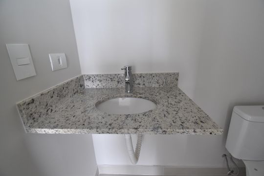 Banheiro da Suíte de kitnet/studio à venda com 1 quarto, 31m² em Água Verde, Curitiba
