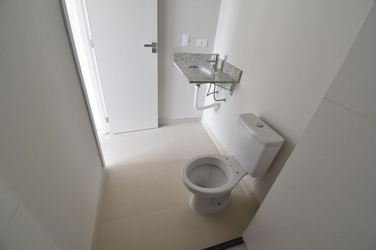 Banheiro da Suíte de kitnet/studio à venda com 1 quarto, 31m² em Água Verde, Curitiba