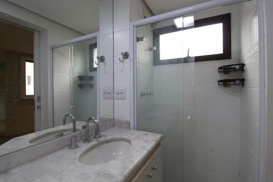 Banheiro da Suíte de apartamento para alugar com 2 quartos, 55m² em Indianópolis, São Paulo