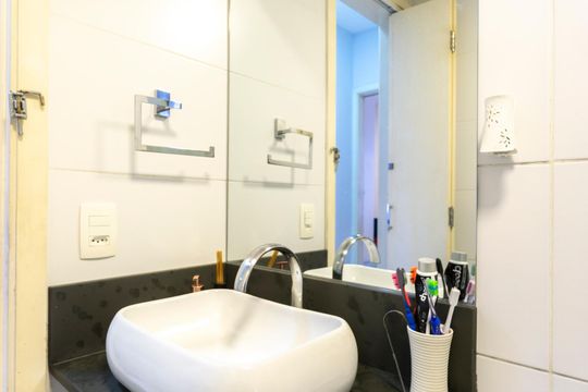Banheiro social de apartamento para alugar com 3 quartos, 65m² em Vila Esperança, São Paulo
