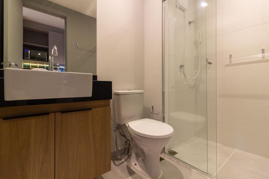 Banheiro de kitnet/studio para alugar com 1 quarto, 26m² em Pinheiros, São Paulo