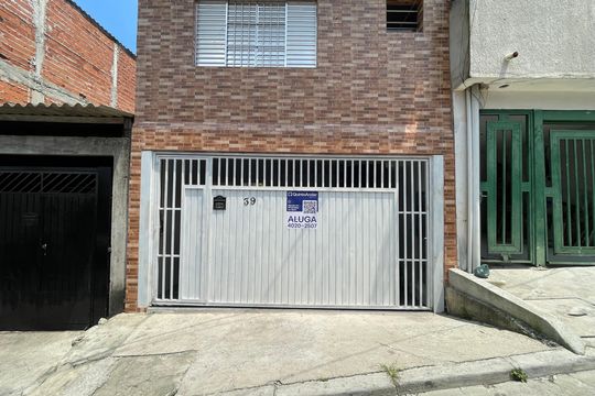Fachada+Placa de casa para alugar com 1 quarto, 52m² em Vila Sao Geraldo, São Paulo