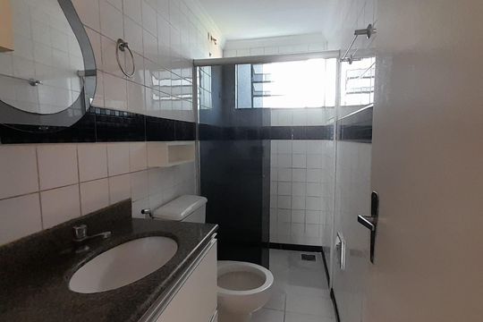 Banheiro de apartamento para alugar com 3 quartos, 62m² em Custódio Pereira, Uberlândia