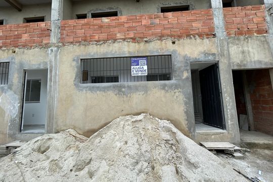 Fachada + Placa de casa para alugar com 2 quartos, 70m² em Praça Seca, Rio de Janeiro