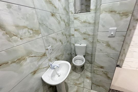 Banheiro de casa para alugar com 2 quartos, 70m² em Praça Seca, Rio de Janeiro